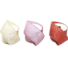 Tri rolky ozdobnej darčekovej stuhy so vzorom