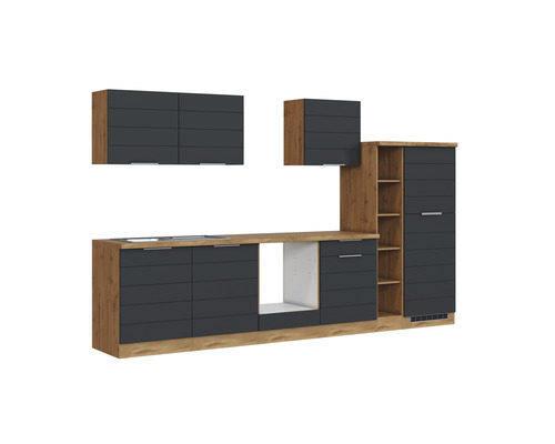 Zariadenie modernej kuchyne s dreveným korpusom a sivými čelami.