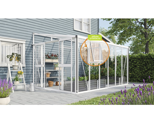 Skleník s bočným oknom vedľa domu a záhrady