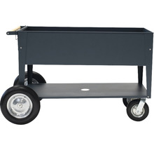 Pojazdný kvetináč s drevenou rukoväťou a úložnou policou