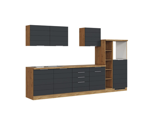 Kuchynská linka s hornými a dolnými skrinkami v dekore dreva a sivej farbe