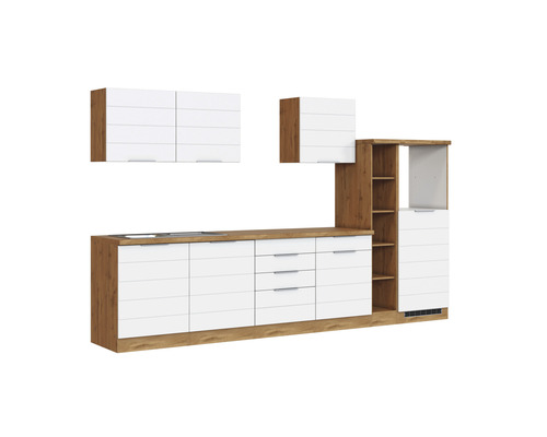 Moderná kuchyňa s bielymi čelami a drevenými akcentmi, pozostávajúca z dolných a horných skriniek.