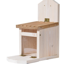 Drevený domček pre veveričky s otvorenými dvierkami