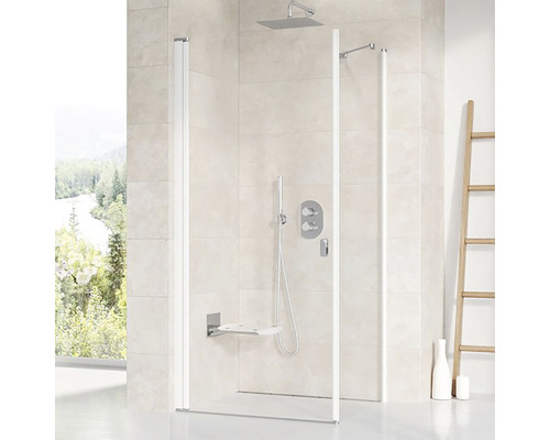 Sprchovací kút bez rámu so sedadlom, sprchovou hlavicou a batériami vo svetlej kúpeľni