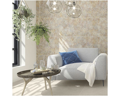 Obývacia izba so sivou pohovkou, stolom a obkladom stien s kamenným vzhľadom