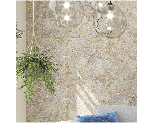 Nástenná dekorácia s dlaždicami a závesnou rastlinou pod žiarovkami