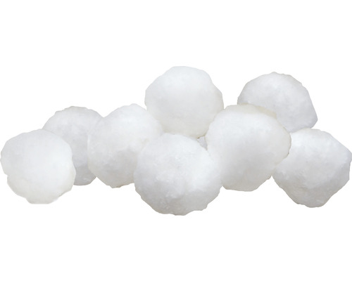 Niekoľko naskladaných snehových gúľ