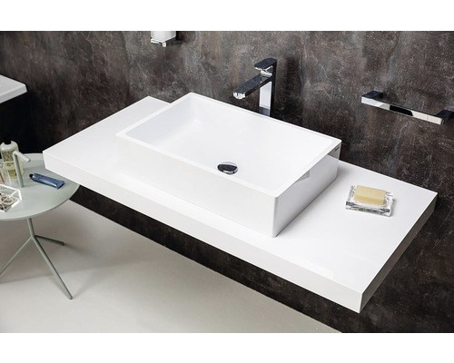 Moderná kúpeľňa s obdĺžnikovým umývadlom na doske