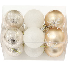 Rôzne vianočné gule v sade