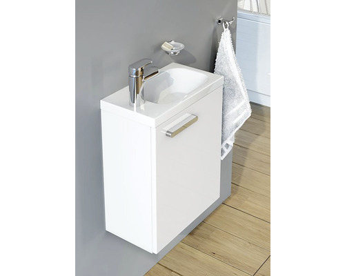 Skrinka pod umývadlo s batériou, miskou na mydlo a uterákom