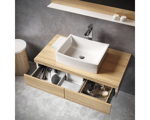 Moderná kúpeľňa s umývadlovou skrinkou, umývadlom na dosku a otvorenými zásuvkami na uloženie kúpeľňových potrieb.