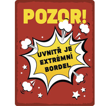 Kovová tabuľa s nápisom ''POZOR! Uvnitř je extrémní bordel.''