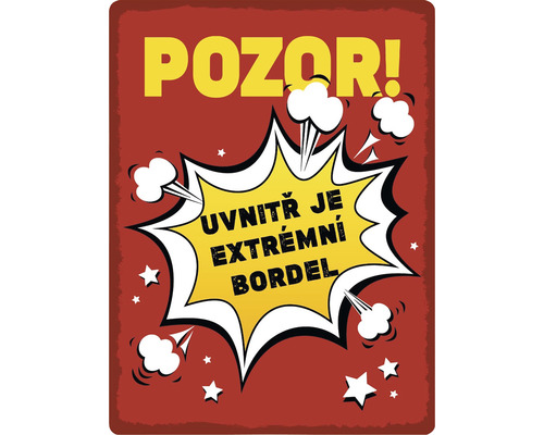 Kovová tabuľa s nápisom ''POZOR! Uvnitř je extrémní bordel.''