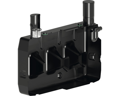 Čierna nádrž na dažďovú vodu na zavlažovanie záhrady.