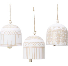 Tri biele veterné zvonkohry s rôznymi vzormi a šnúrovým zavesením