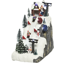 Dekoratívna zasnežená krajina s vlekom a osvetlením pre zimné obdobie