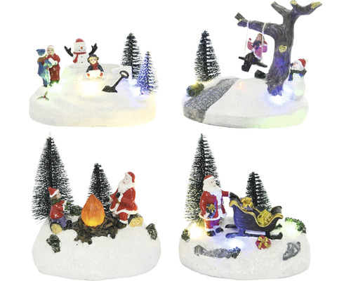 Rôzne vianočné dekorácie s figúrkami a stromami na zasneženom podklade.