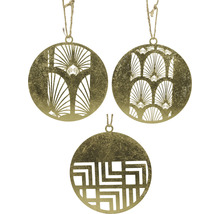 Tri okrúhle, zlatožlté ozdobné závesy s rôznymi vzormi a vešiaky