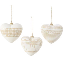 Tri biele ozdobné srdcia s rôznymi vzormi visia na šnúrkach.