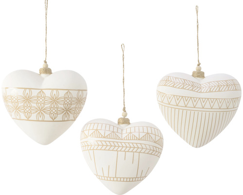 Vianočné ozdoby sklenené srdiečka biele so vzorom Tri biele ozdobné srdcia s rôznymi vzormi visia na šnúrkach.