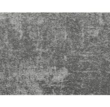 Detail šedého koberca.