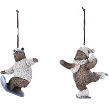 Dve figúrky medveďov ako ozdoby na stromček: jeden medveď na snowboarde a jeden korčuľujúci sa medveď