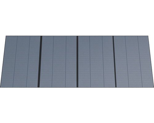 Pohľad zhora na štyri solárne panely na výrobu elektriny