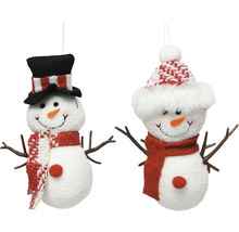 Dve figúrky snehuliakov s klobúkom a šálom ako vianočná dekorácia