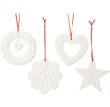 Štyri biele ozdoby na vianočný stromček s červenou slučkou, vrátane kruhu, kvetu, srdca a hviezdy