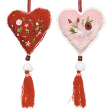 Dva závesné prívesky v tvare srdca s kvetinovou výšivkou a strapcami