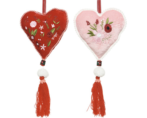 Dva závesné prívesky v tvare srdca s kvetinovou výšivkou a strapcami