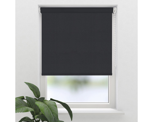 Okná s čiernou roletou