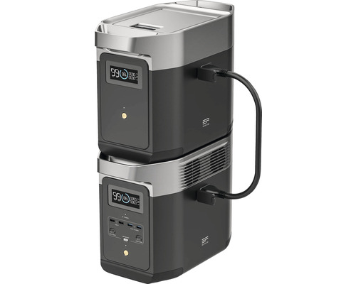 Dva na sebe naukladané čierne a strieborné mobilné akumulátory s pripojenými káblami