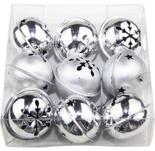 Deväť strieborných vianočných zvončekov s hviezdami a vločkami snehu v priehľadnom obale.