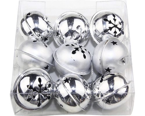 Deväť strieborných vianočných zvončekov s hviezdami a vločkami snehu v priehľadnom obale.