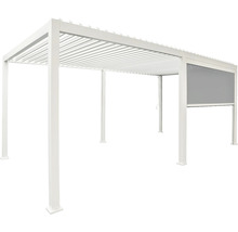 Voľne stojaca pergola s lamelovou strechou a bočným panelom na ochranu pred slnkom