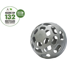 Sivá hracia lopta s otvormi, vyrobená zo 132 recyklovaných nápojových kartónov, štítok Eco friendly