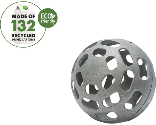 Sivá hracia lopta s otvormi, vyrobená zo 132 recyklovaných nápojových kartónov, štítok Eco friendly