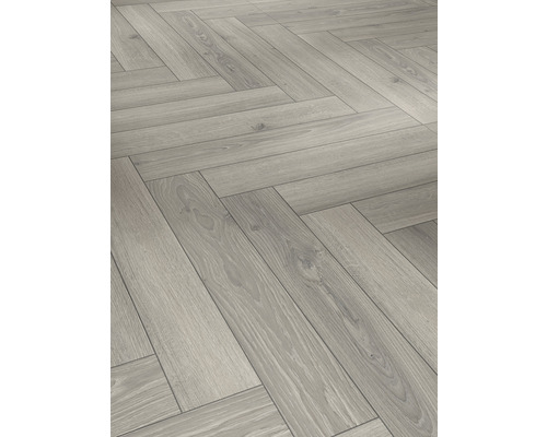 Laminát položený do vzoru rybej kosti