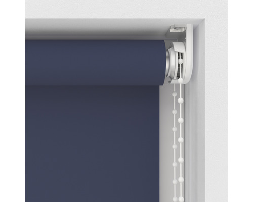 Roleta s reťazovým mechanizmom v okennom ráme