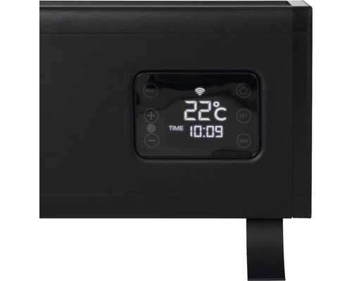 Detail elektrického ohrievača s digitálnym displejom zobrazujúcim teplotu a nastavenia