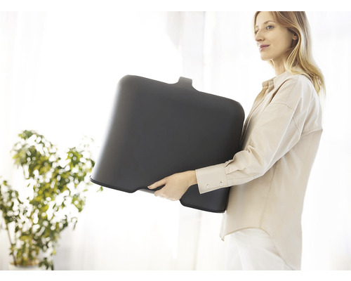 Žena nesie kvetináč