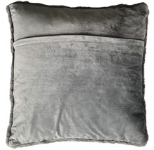 Sivý vankúš s kožušinovým okrajom