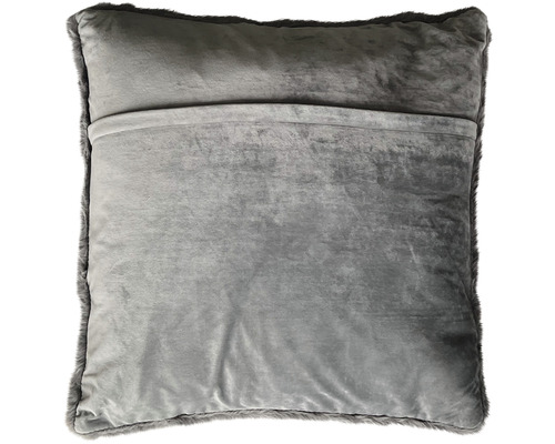 Sivý vankúš s kožušinovým okrajom