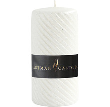 Dekoratívna biela valcová sviečka so špirálovým vzorom a logom Artman Candles