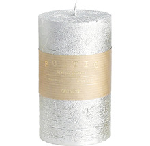 Strieborná stĺpová sviečka s rustikálnou štruktúrou