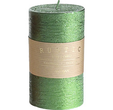 Zelená stĺpová sviečka s rustikálnou textúrou a papierovým pásikom