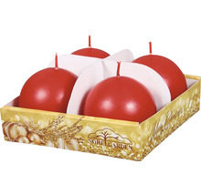 Štyri červené guľové sviečky v dekoratívnom balení.