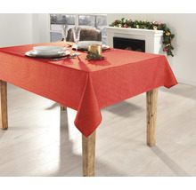 Jedálenský stôl s červeným obrusom a riadom