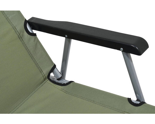 Detailný záber kempingovej stoličky s podrúčkou, látkovým poťahom a kovovým rámom.